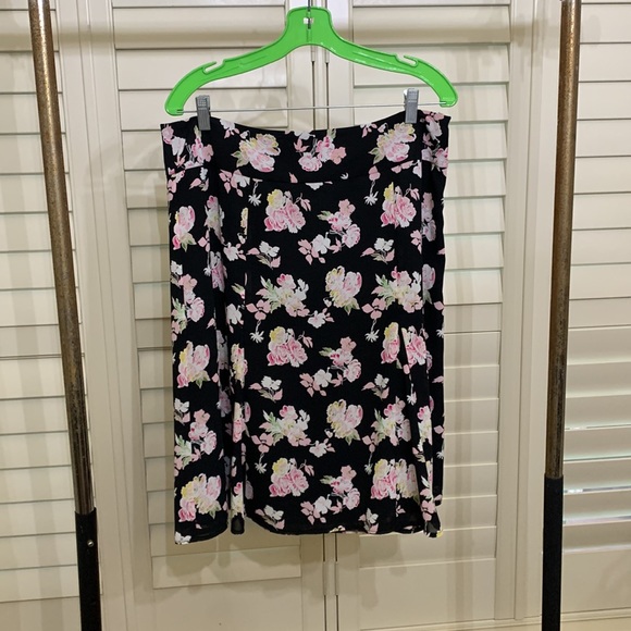 Liz Claiborne floral blouse and skirt - Picture 3 of 3